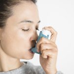 Mujer con inhalador de asma