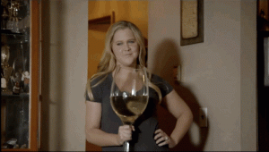 Mujer bebe una copa de vino