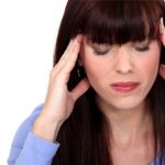 Mujer con dolor de cabeza por estrés