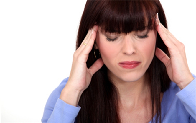 Mujer con dolor de cabeza por estrés
