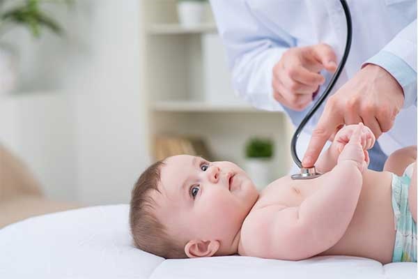 Bebé siendo revisado por un doctor