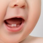 Bebé con dos dientes