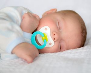 bebé con chupón durmiendo