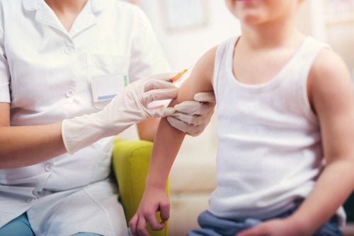 Enfermera vacunando a niño