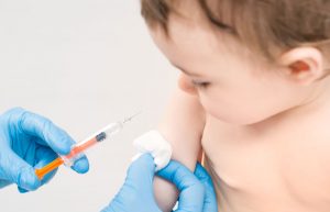 Vacunando a un bebé