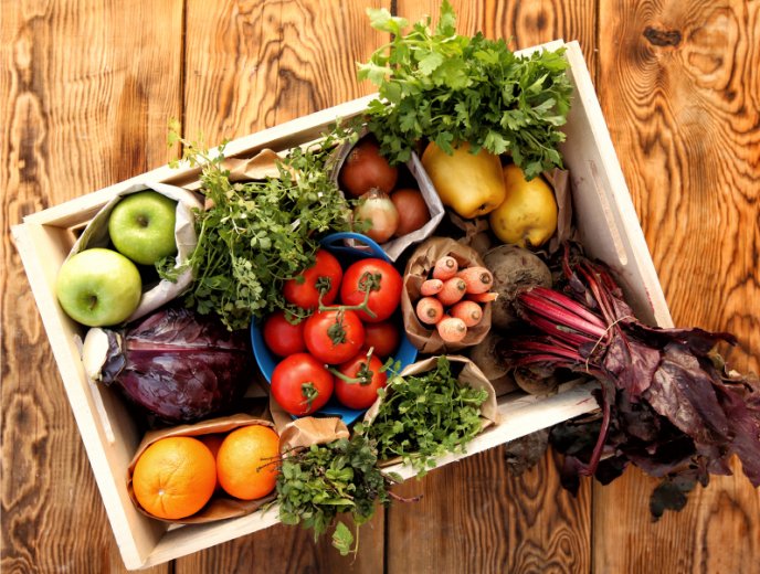 Alimentos orgánicos en una caja de madera