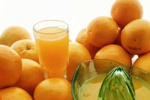 Naranjas y jugo en un vaso