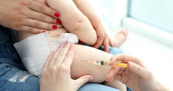 Niño siendo vacunado
