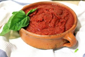 salsa de tomates y albahaca