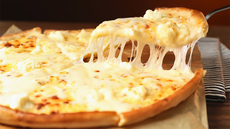 pizza con mucho queso
