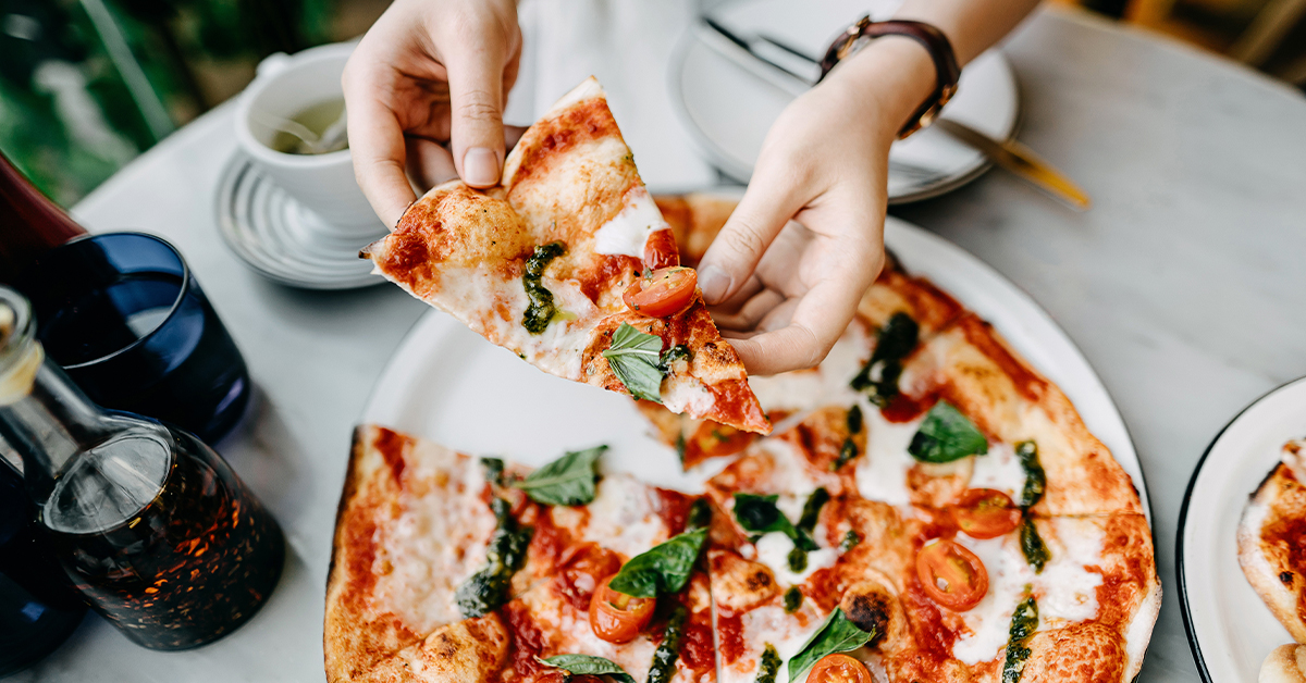 S̶o̶n̶r̶e̶ír̶ Comer es el mejor remedio para ser feliz, y más si es una  pizza de Pala Pizza 🍕 Recuerda que puedes ordenar al…