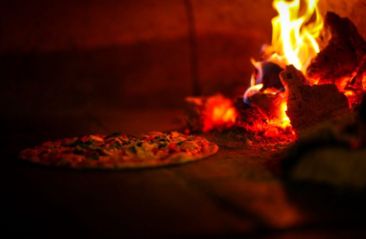 pizzas en horno de piedra