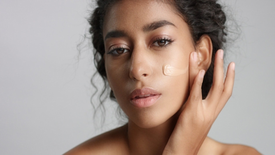 Mujer morena utiliza maquillaje