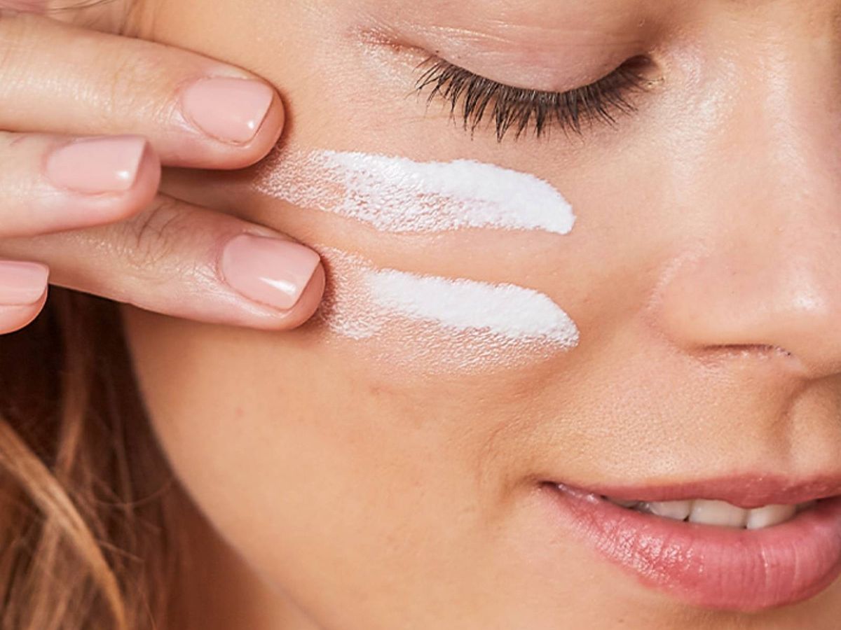 Mujer utiliza protector facial