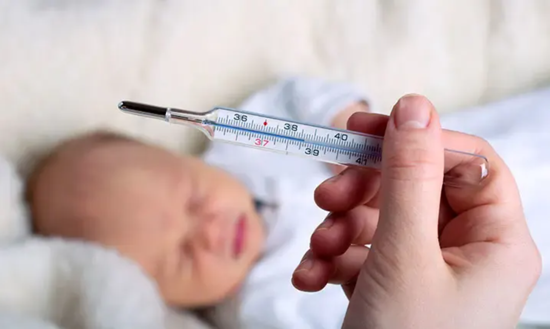 bebé con fiebre
