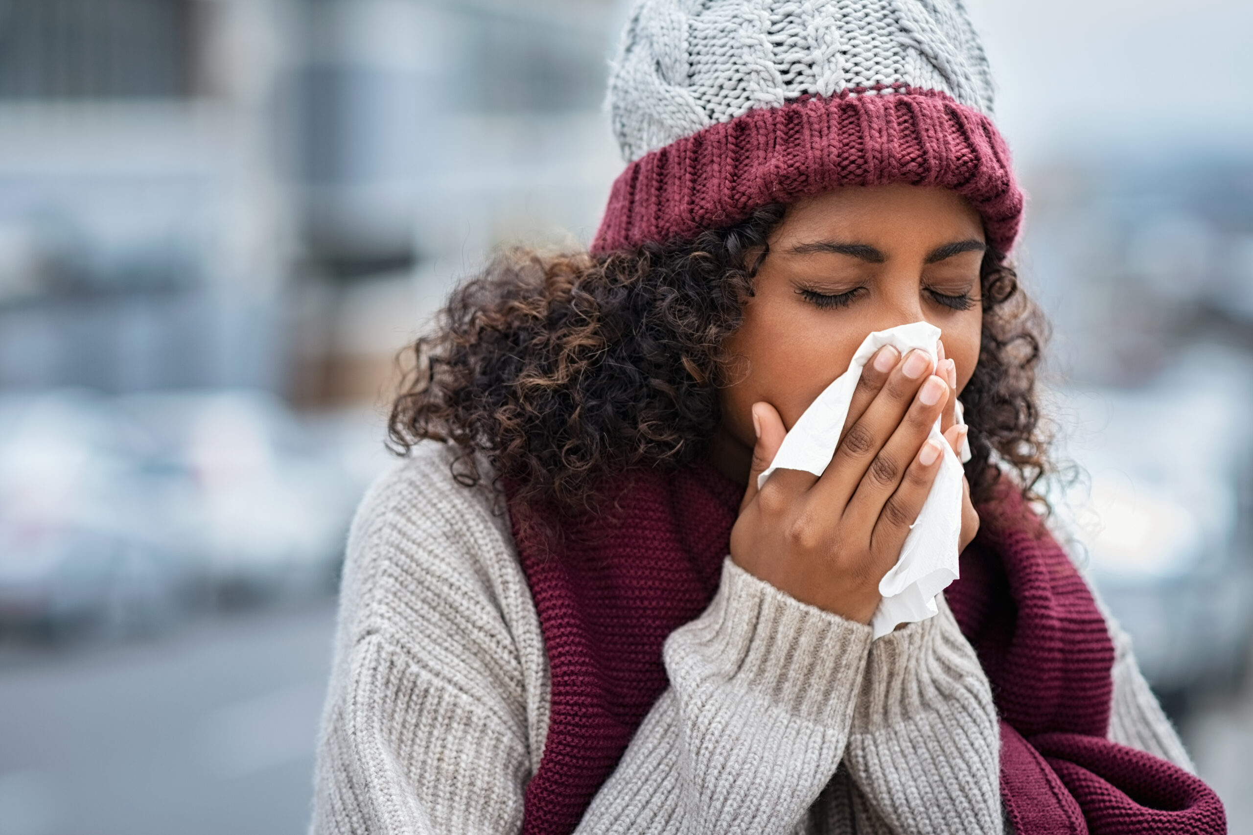 Mujer con congestión nasal
