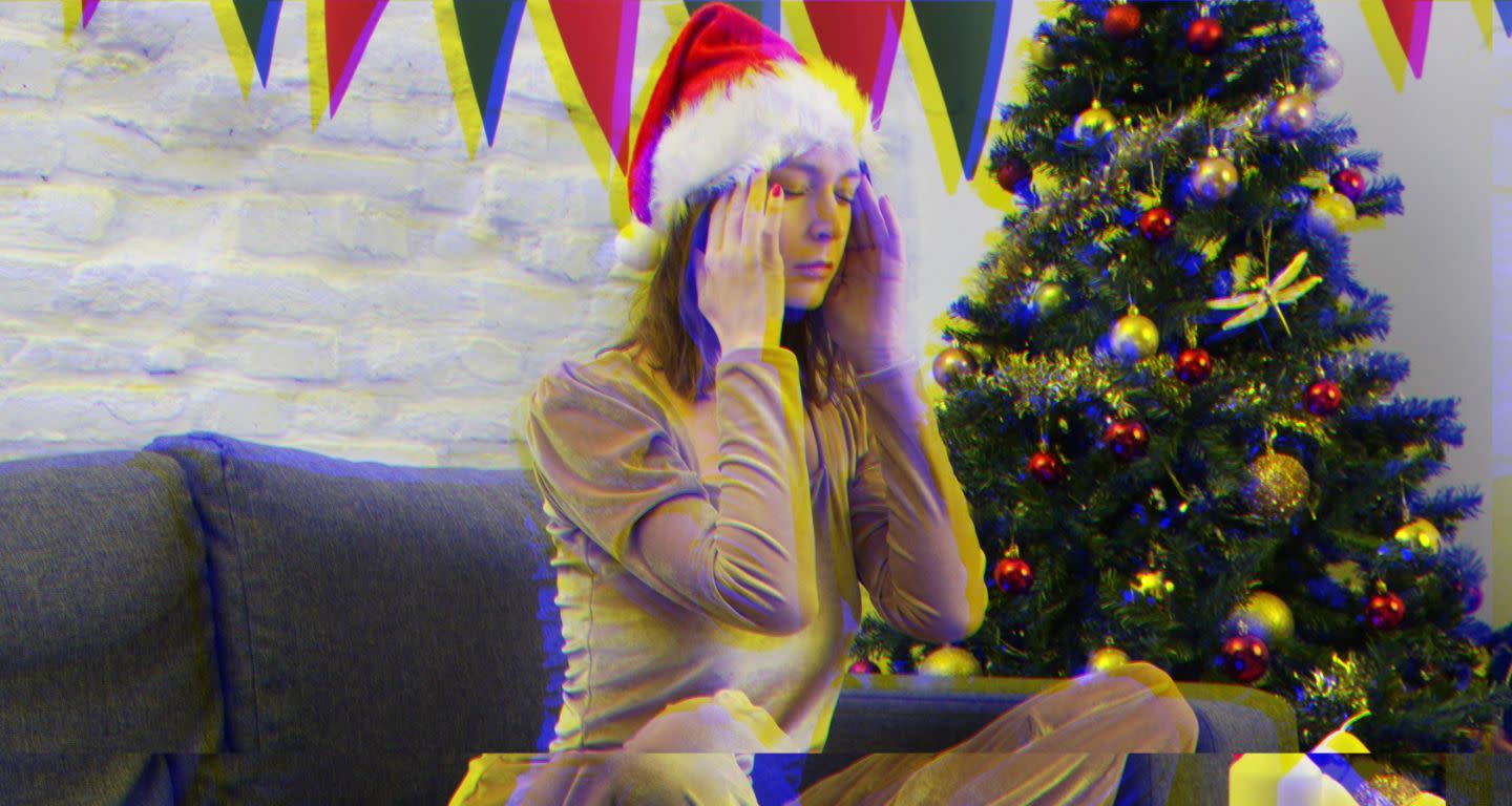 Mujer con dolor de cabeza en navidad