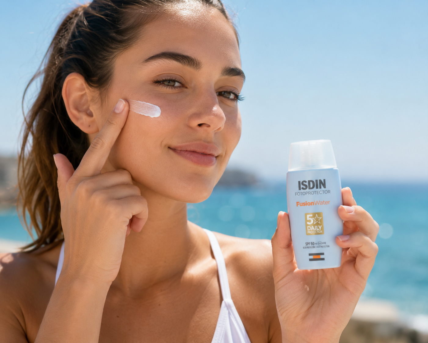 Mujer usa protector sola Isdin Fusion Water
